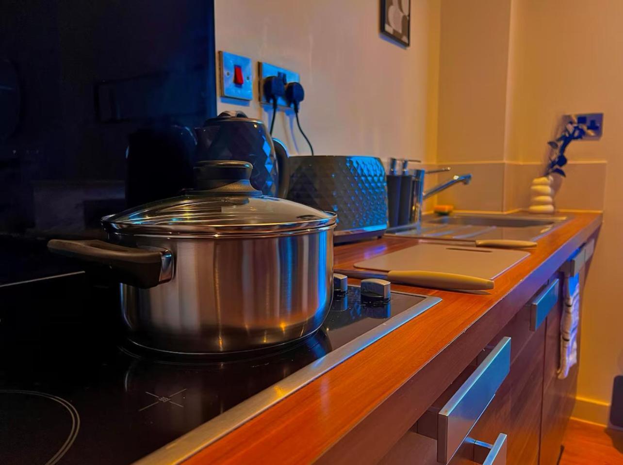 Penthouse Gem, Central, Scenic Views, Stylish, Modern, City Centre 2Br 셰필드 외부 사진